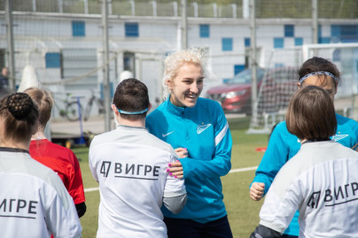Дети из клуба «47 в игре» на тренировке женской команды «Зенит»
