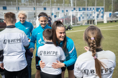 Дети из клуба «47 в игре» на тренировке женской команды «Зенит»