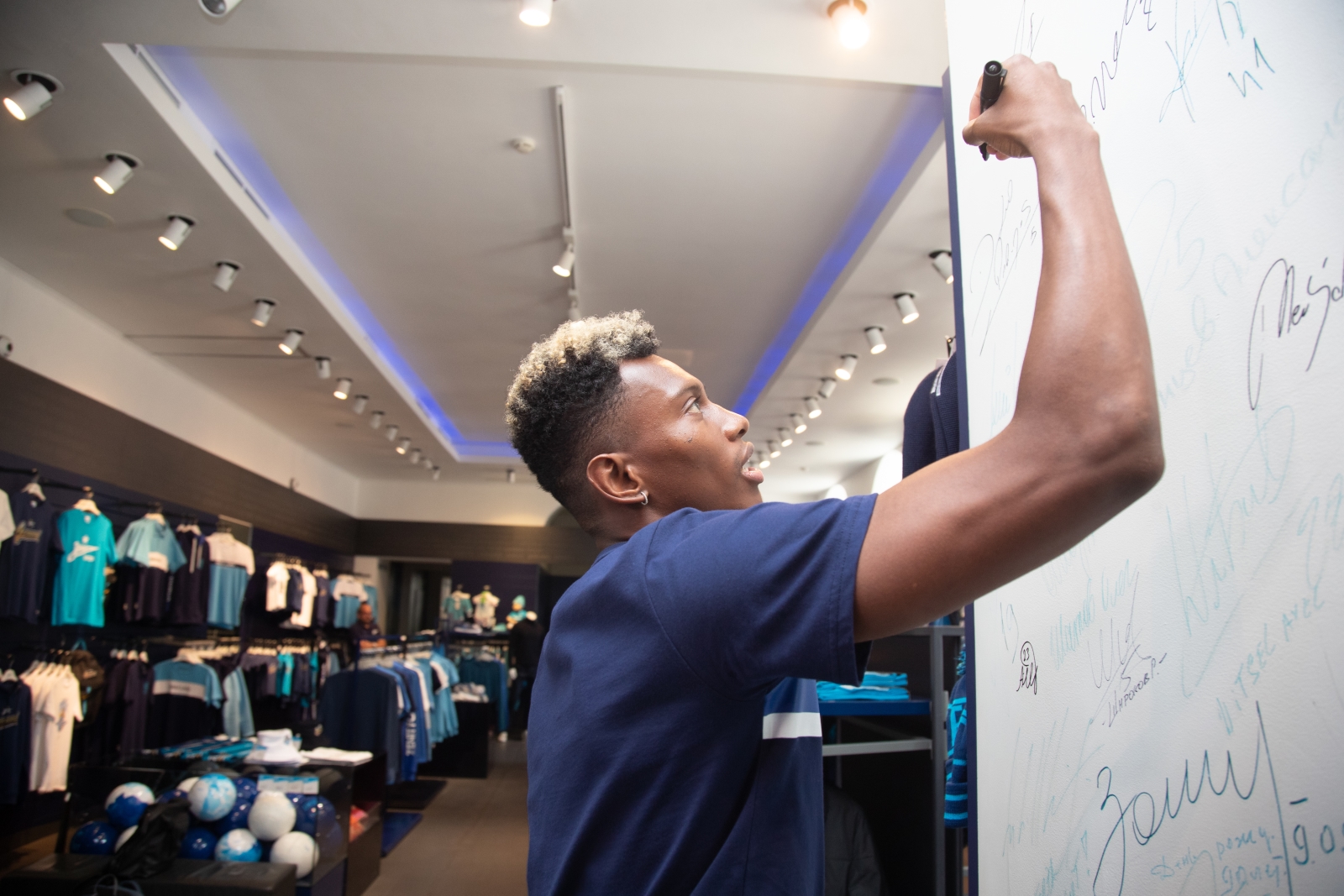 Презентация Матео Кассьерры в магазине «Зенит-Арена»