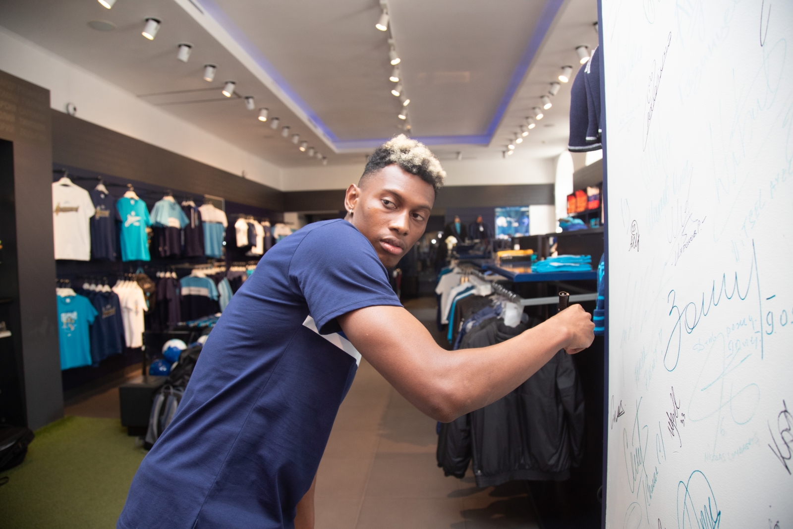 Презентация Матео Кассьерры в магазине «Зенит-Арена»