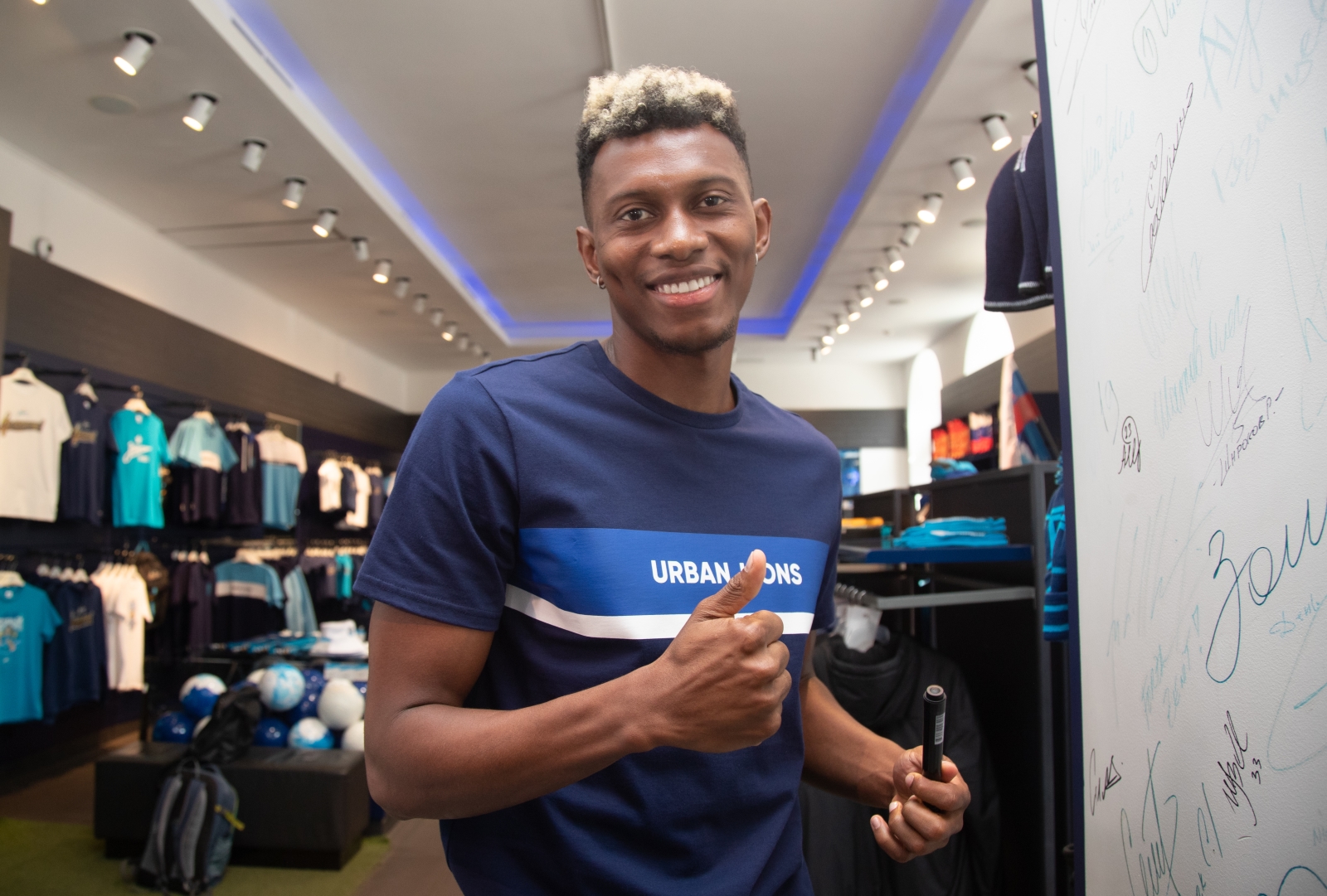 Презентация Матео Кассьерры в магазине «Зенит-Арена»