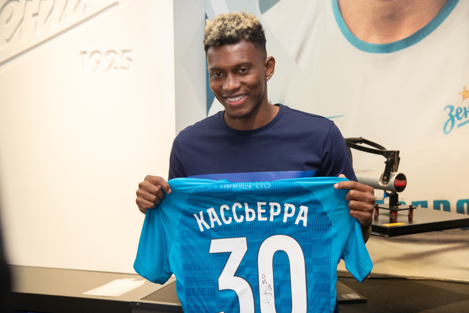 Презентация Матео Кассьерры в магазине «Зенит-Арена»