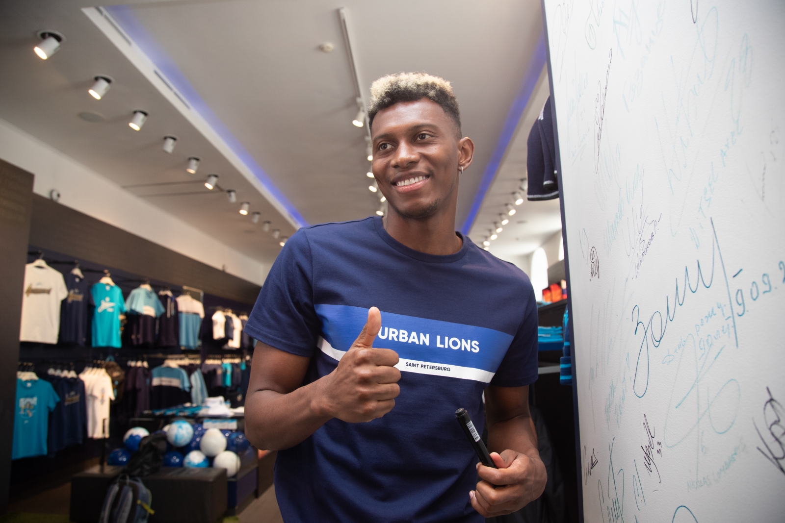 Презентация Матео Кассьерры в магазине «Зенит-Арена»