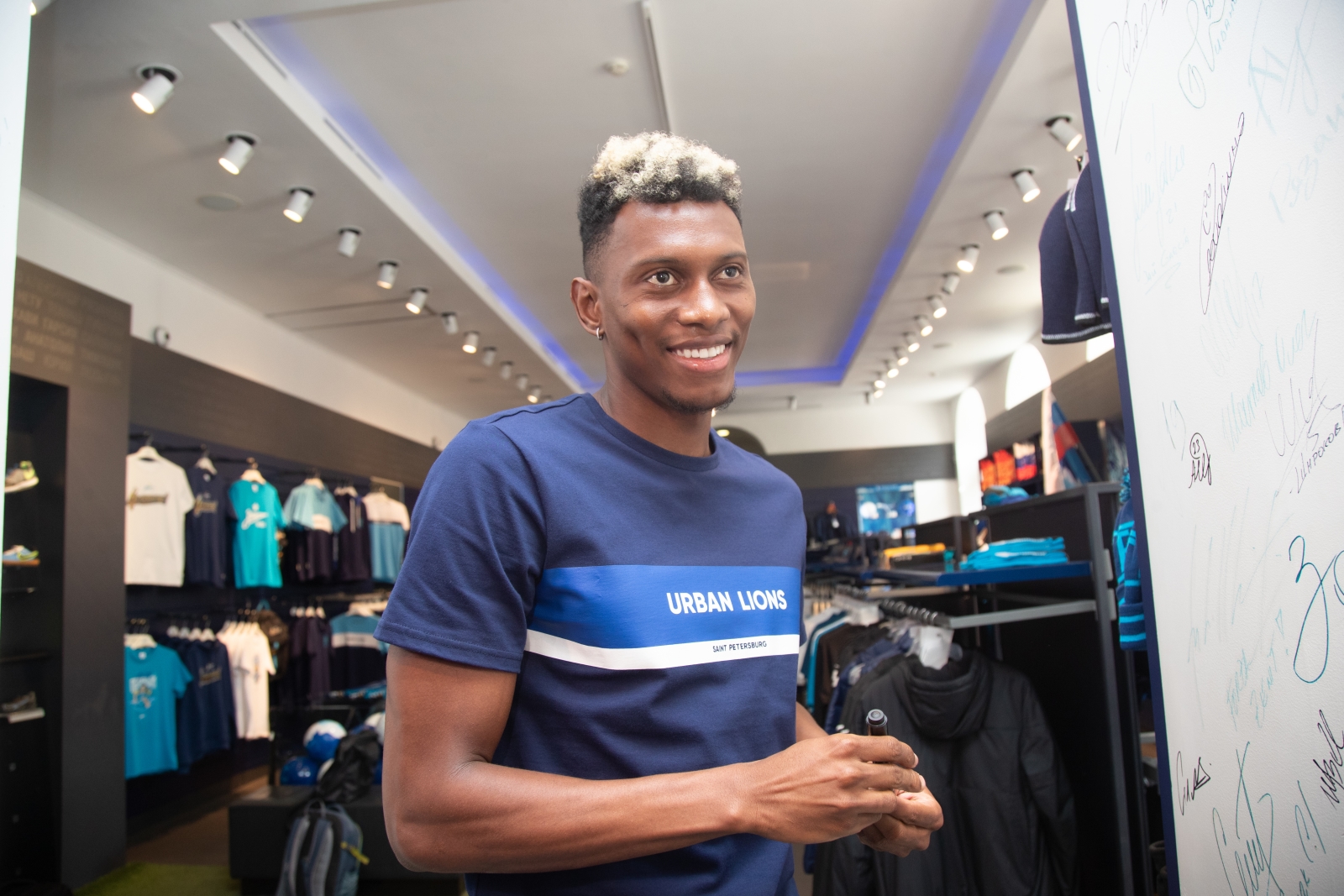 Презентация Матео Кассьерры в магазине «Зенит-Арена»