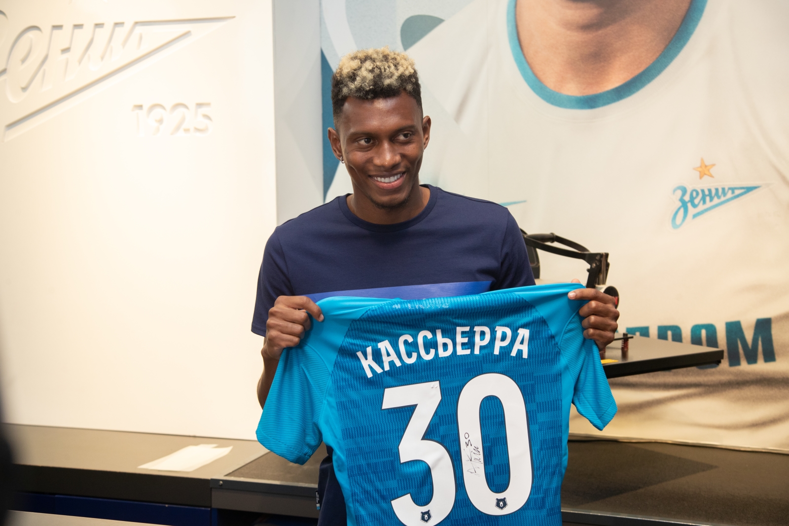 Презентация Матео Кассьерры в магазине «Зенит-Арена»