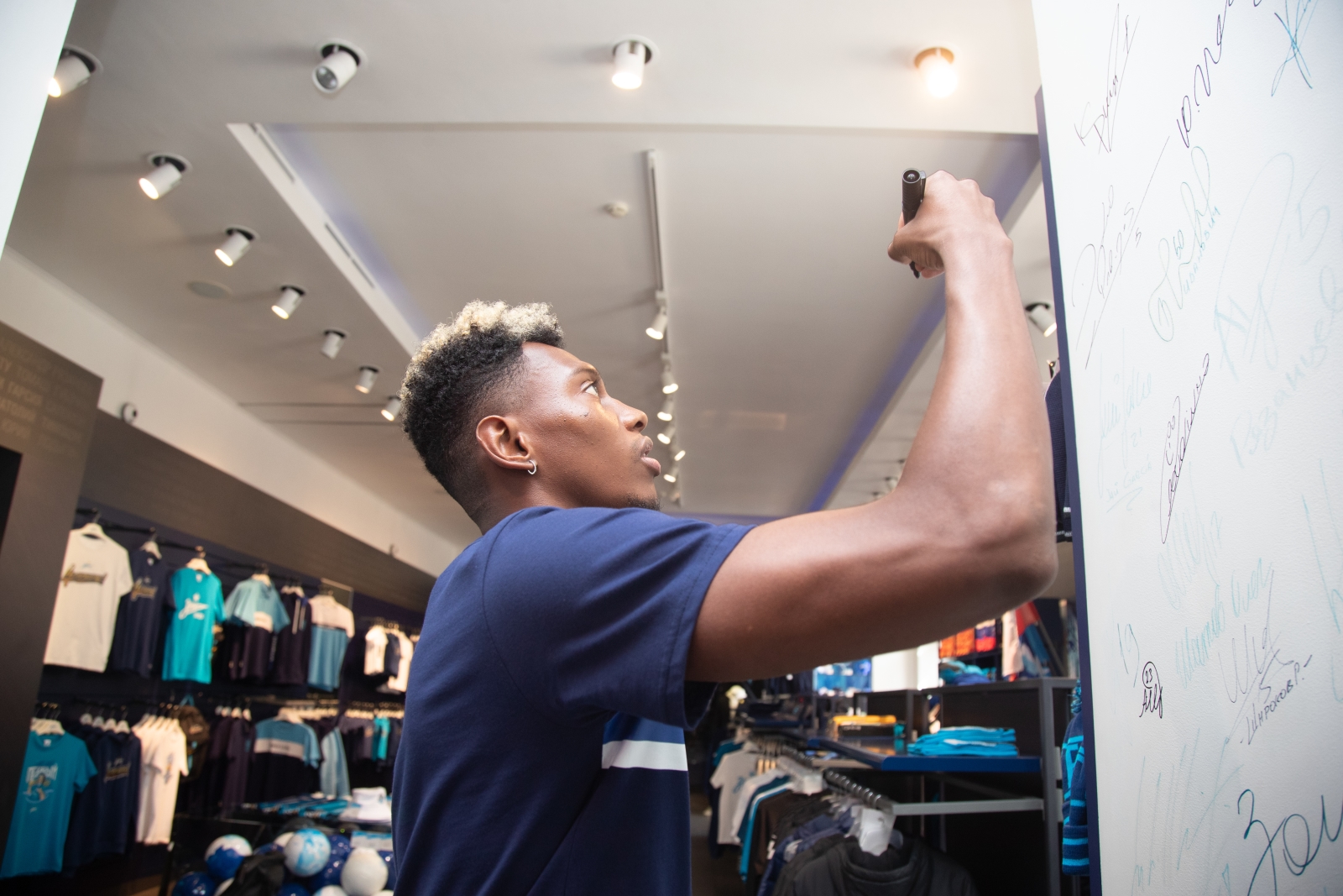 Презентация Матео Кассьерры в магазине «Зенит-Арена»