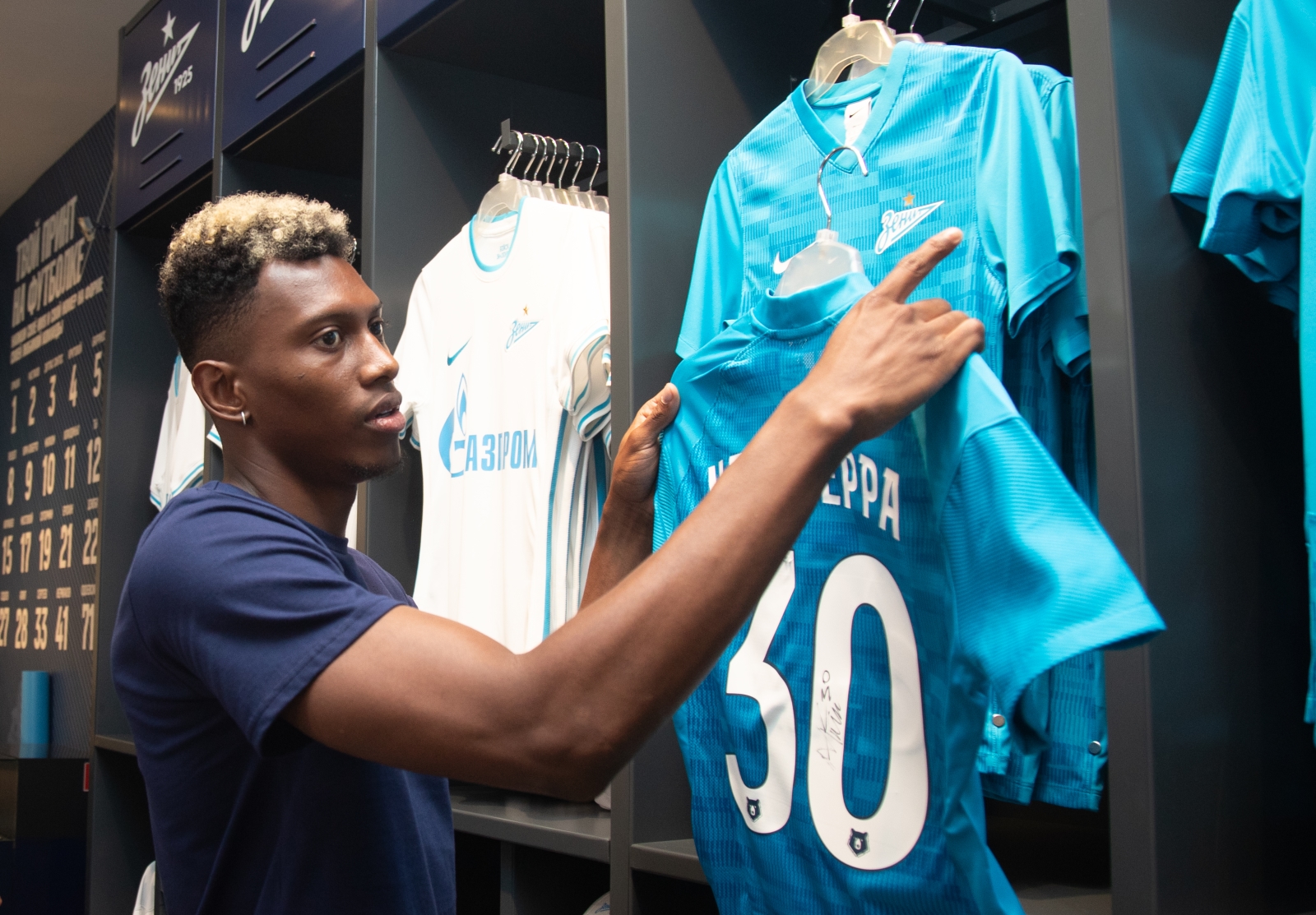 Презентация Матео Кассьерры в магазине «Зенит-Арена»