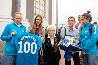 «Зенит» поздравил со столетием одну из самых пожилых болельщиц клуба