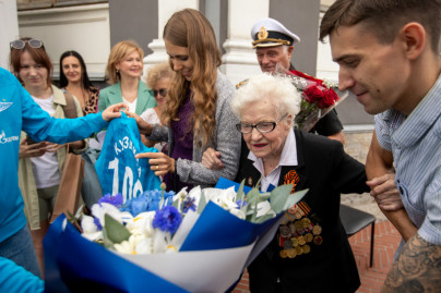 «Зенит» поздравил со столетием одну из самых пожилых болельщиц клуба