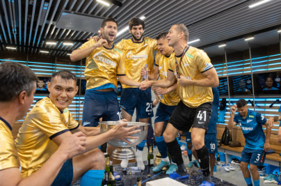«Зенит» — «Спартак»: команда в раздевалке празднует победу в Суперкубке