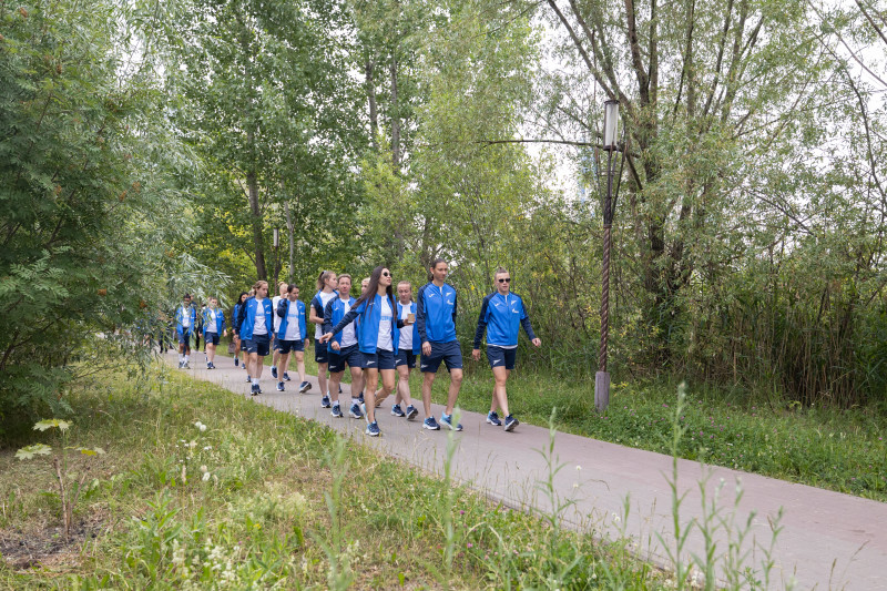 Прогулка женской команды перед матчем с «Рубином»