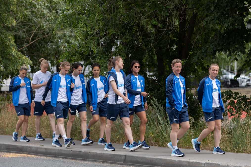 Прогулка женской команды перед матчем с «Рубином»