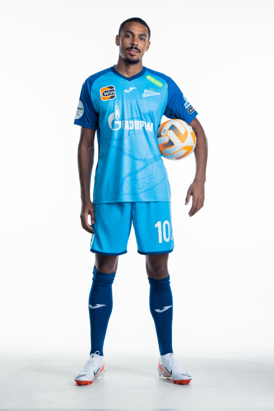 Фотосессия сезона 2023/24: нападающий Вильсон Изидор