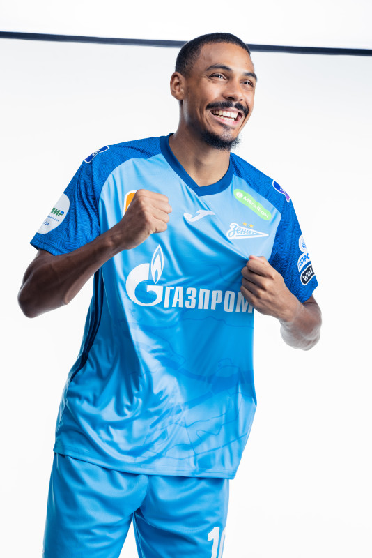 Фотосессия сезона 2023/24: нападающий Вильсон Изидор