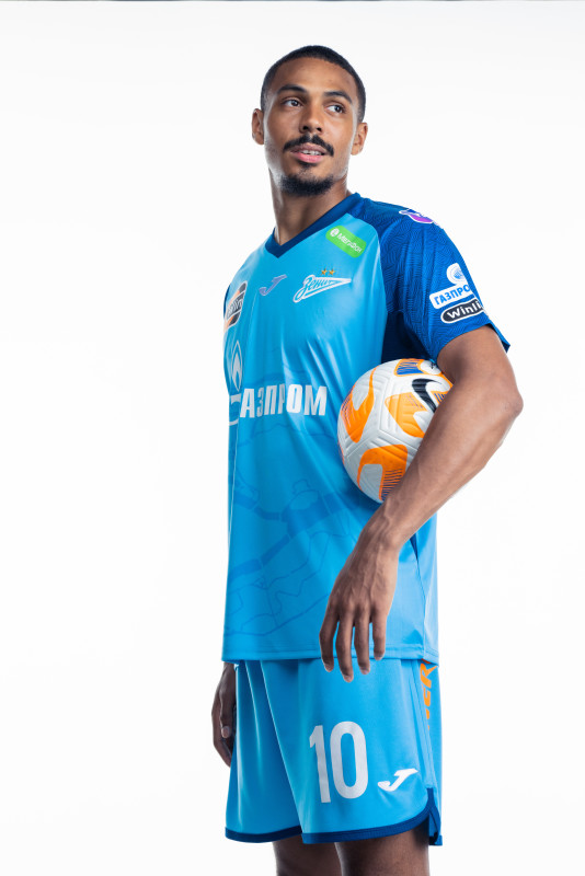 Фотосессия сезона 2023/24: нападающий Вильсон Изидор