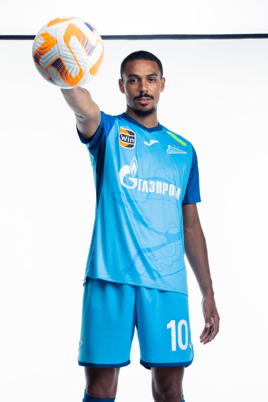 Фотосессия сезона 2023/24: нападающий Вильсон Изидор