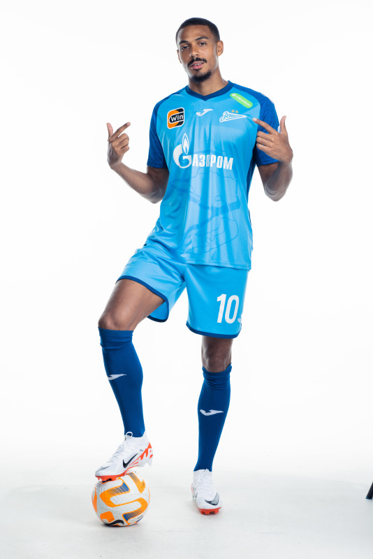Фотосессия сезона 2023/24: нападающий Вильсон Изидор