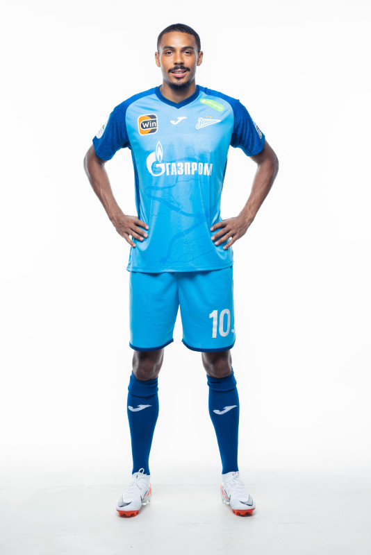Фотосессия сезона 2023/24: нападающий Вильсон Изидор