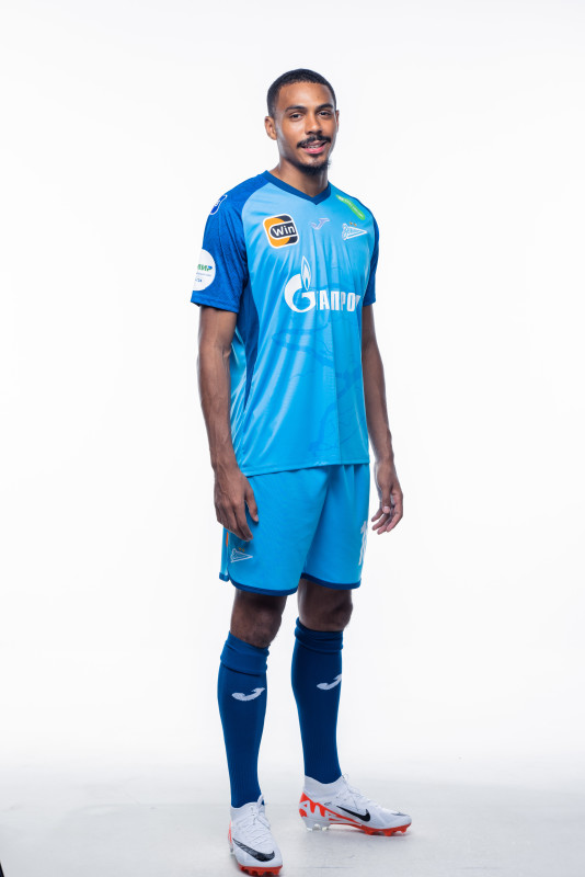 Фотосессия сезона 2023/24: нападающий Вильсон Изидор