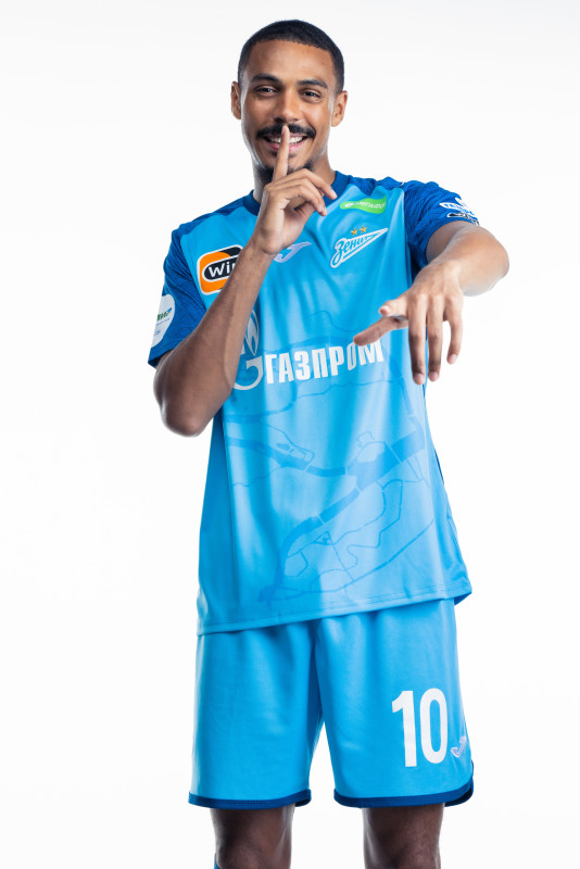 Фотосессия сезона 2023/24: нападающий Вильсон Изидор