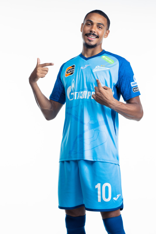 Фотосессия сезона 2023/24: нападающий Вильсон Изидор