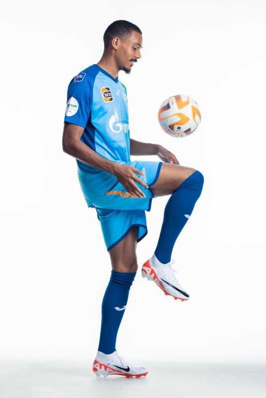 Фотосессия сезона 2023/24: нападающий Вильсон Изидор