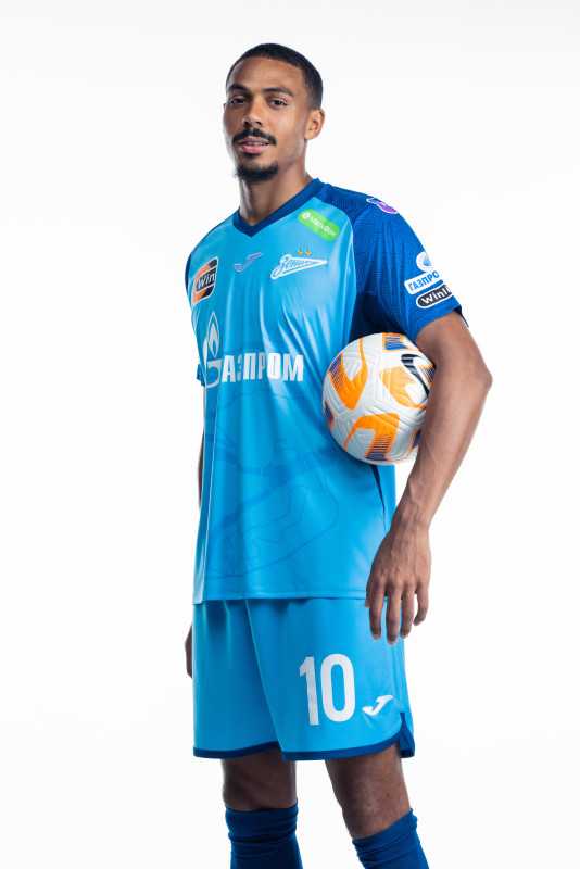 Фотосессия сезона 2023/24: нападающий Вильсон Изидор