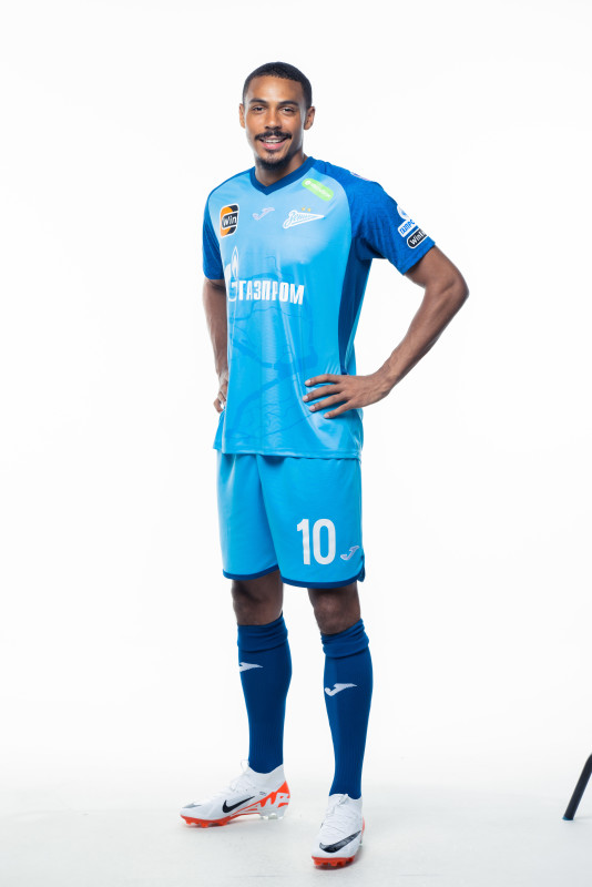 Фотосессия сезона 2023/24: нападающий Вильсон Изидор
