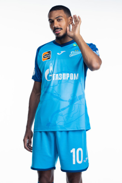 Фотосессия сезона 2023/24: нападающий Вильсон Изидор