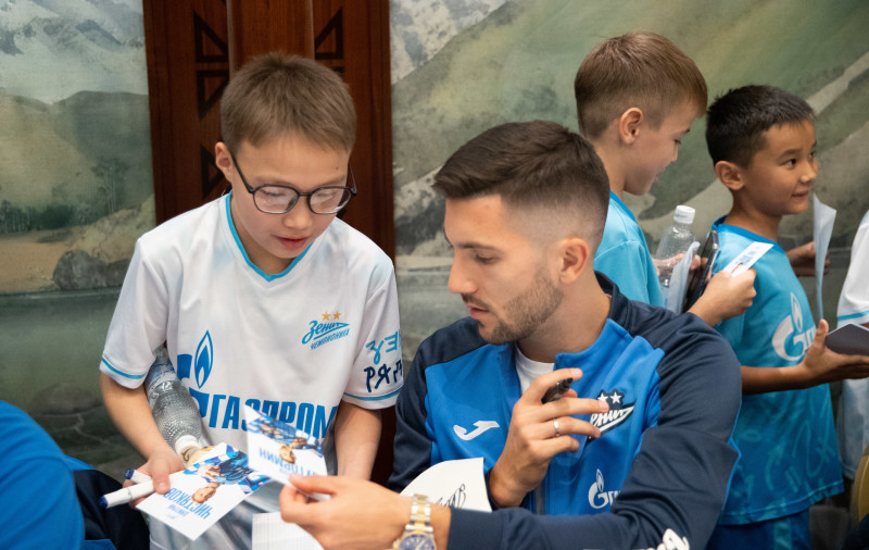 Автограф-сессия для детей из школы «Зенит-Чемпионика» в Алм-Ате