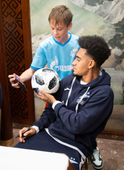 Автограф-сессия для детей из школы «Зенит-Чемпионика» в Алм-Ате