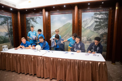 Автограф-сессия для детей из школы «Зенит-Чемпионика» в Алм-Ате