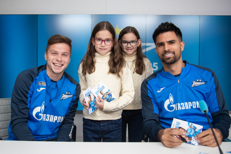 Автограф-сессия футболистов «Зенита» для сотрудников ООО «Газпром переработка»