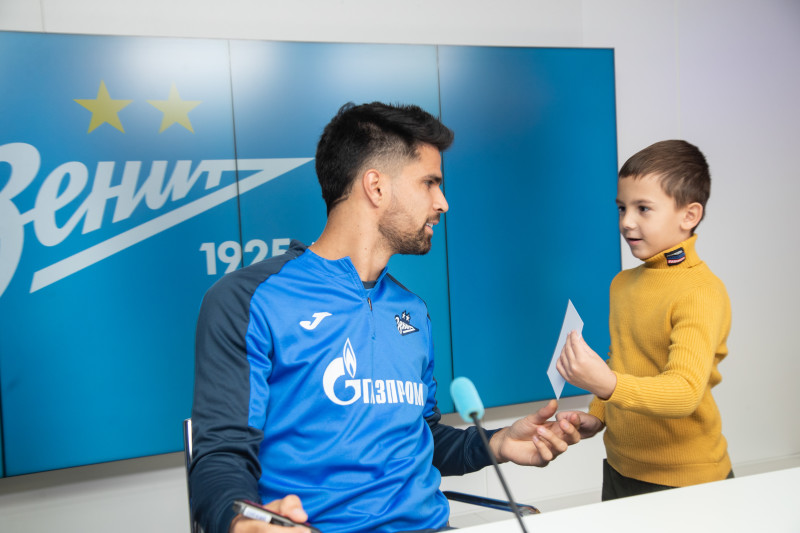 Автограф-сессия футболистов «Зенита» для сотрудников ООО «Газпром переработка»