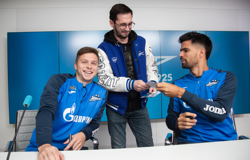 Автограф-сессия футболистов «Зенита» для сотрудников ООО «Газпром переработка»