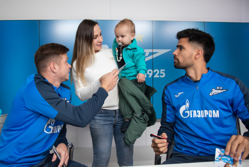 Автограф-сессия футболистов «Зенита» для сотрудников ООО «Газпром переработка»