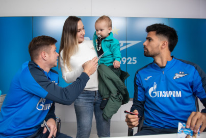 Автограф-сессия футболистов «Зенита» для сотрудников ООО «Газпром переработка»