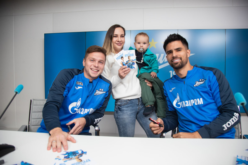 Автограф-сессия футболистов «Зенита» для сотрудников ООО «Газпром переработка»