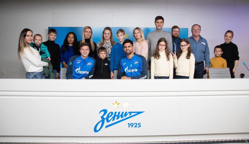 Автограф-сессия футболистов «Зенита» для сотрудников ООО «Газпром переработка»