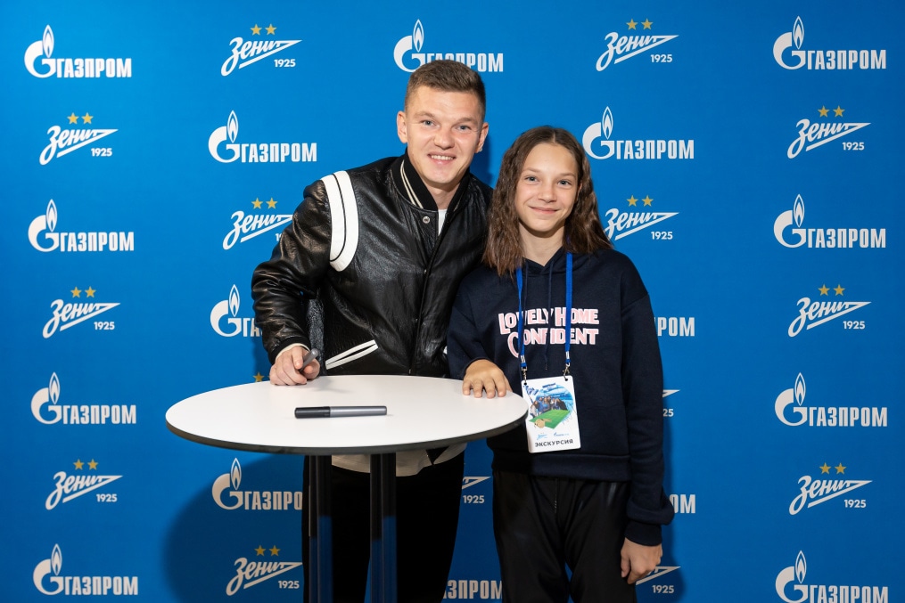 Автограф-сессия с Олегом Шатовым для победителей «Зенит — спортпрогноз»