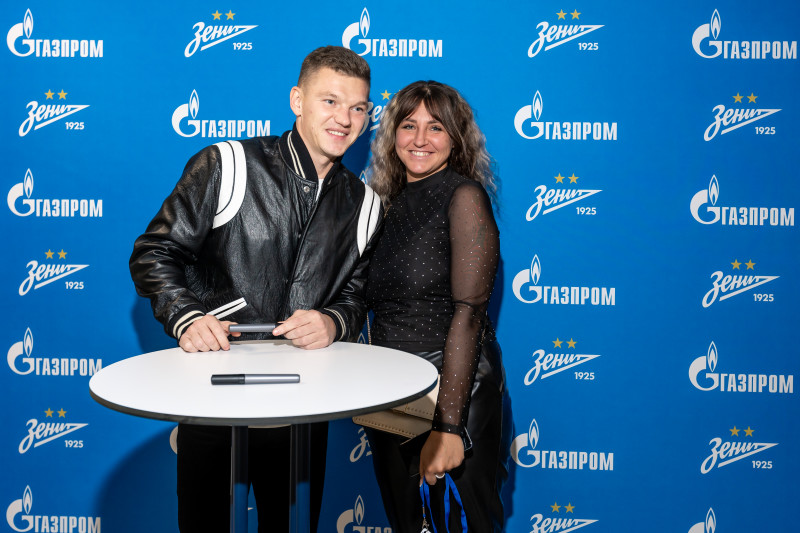 Автограф-сессия с Олегом Шатовым для победителей «Зенит — спортпрогноз»