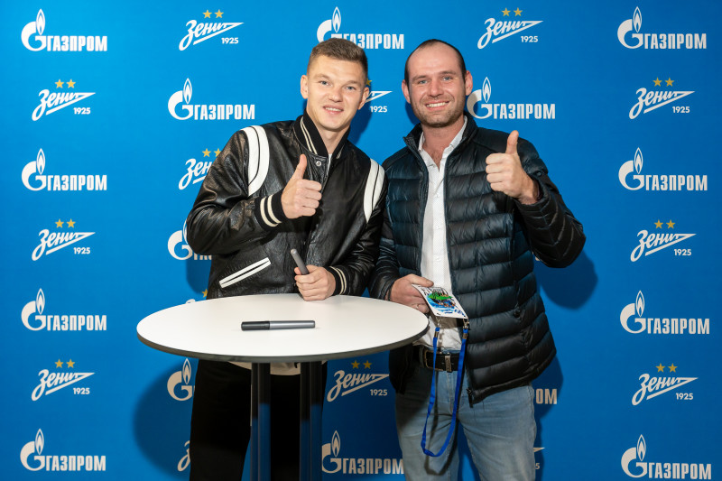 Автограф-сессия с Олегом Шатовым для победителей «Зенит — спортпрогноз»