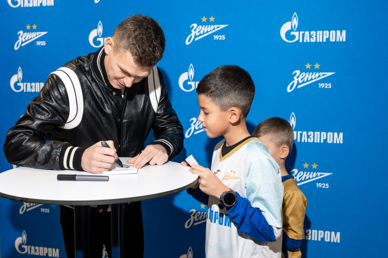 Автограф-сессия с Олегом Шатовым для победителей «Зенит — спортпрогноз»