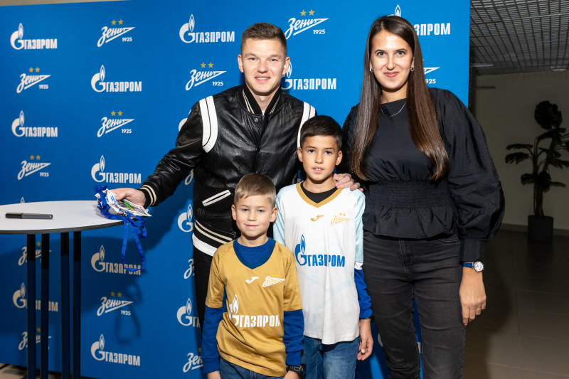 Автограф-сессия с Олегом Шатовым для победителей «Зенит — спортпрогноз»