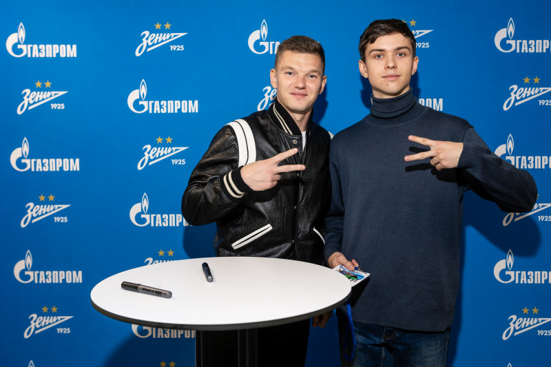 Автограф-сессия с Олегом Шатовым для победителей «Зенит — спортпрогноз»