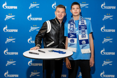 Автограф-сессия с Олегом Шатовым для победителей «Зенит — спортпрогноз»