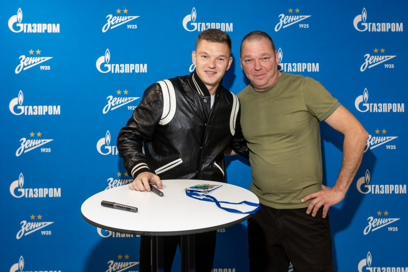 Автограф-сессия с Олегом Шатовым для победителей «Зенит — спортпрогноз»