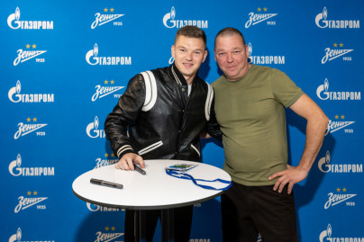 Автограф-сессия с Олегом Шатовым для победителей «Зенит — спортпрогноз»