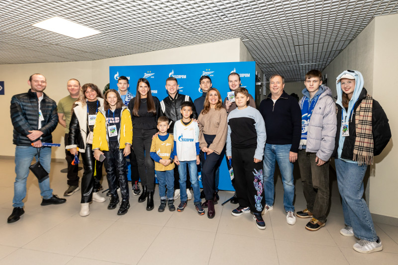 Автограф-сессия с Олегом Шатовым для победителей «Зенит — спортпрогноз»