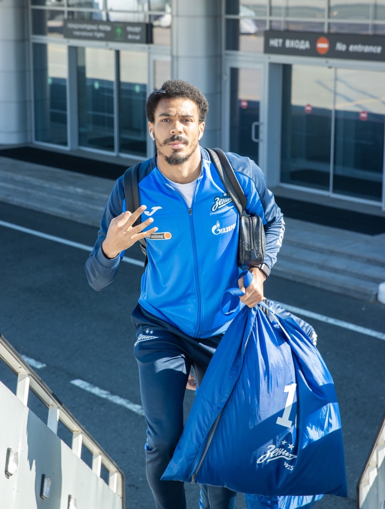 Команда «Зенит» перед вылетом на матч с «Динамо»